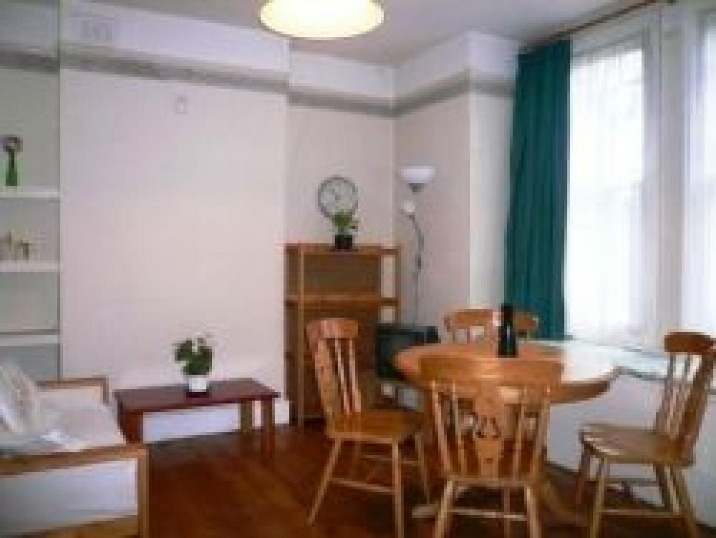 			2 Bedroom, 1 bath, 1 reception Flat			 Stanhope Avenue, FINCHLEY CENTRAL